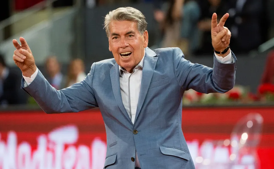 Manolo Santana celebrando en el Madrid Open