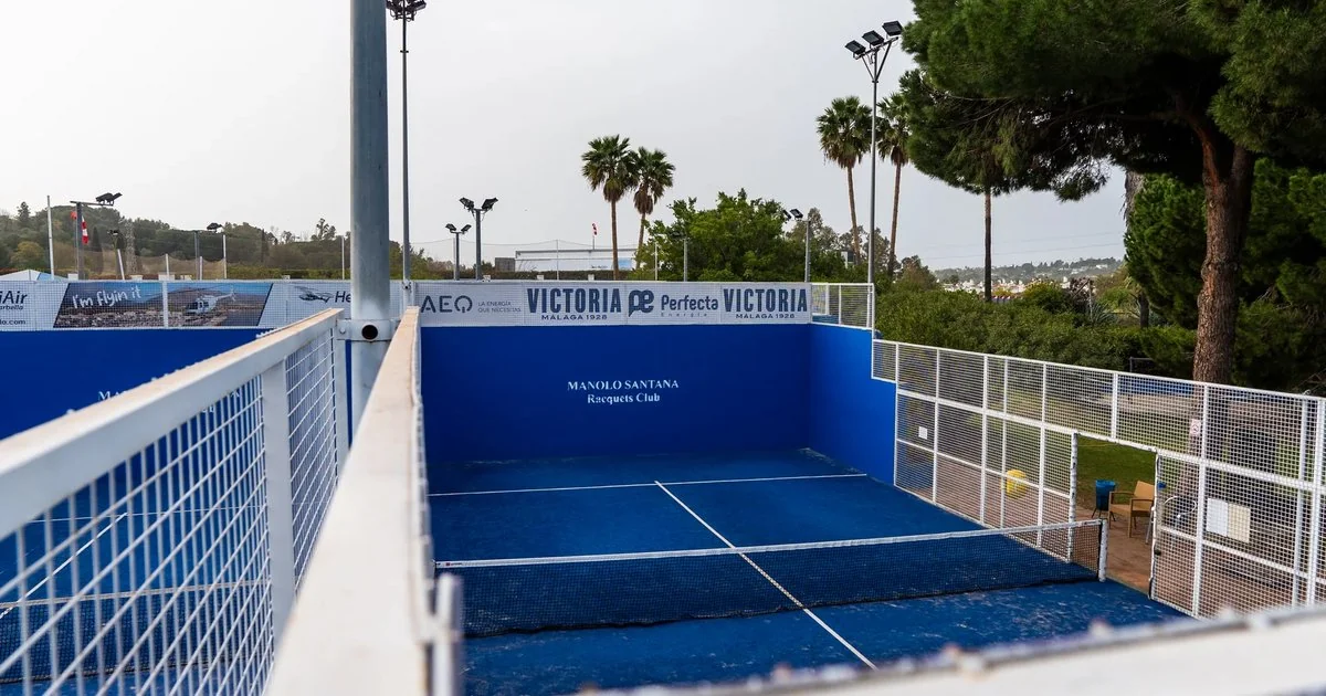 Pista de pádel con el rótulo del club