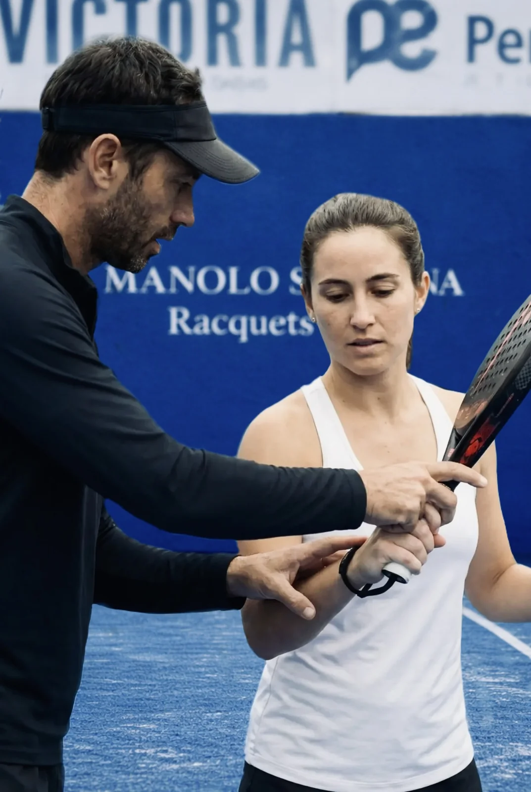 Profesor corrigiendo la empuñadura a una alumna
