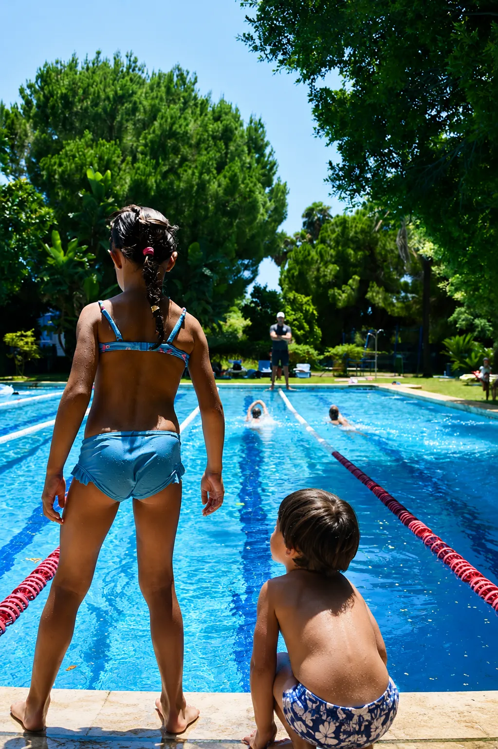 Niñas en clase de natación en Marbella